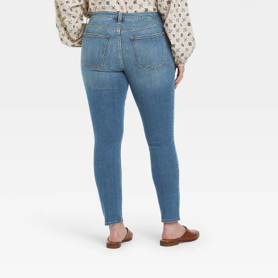 Women's Mid-Rise Curvy Fit Skinny Jeans - Universal Thread™ Medium Wash 6 Women's Mid-Rise Curvy Fit Skinny Jeans - Universal Thread™ Medium Wash - Image 4